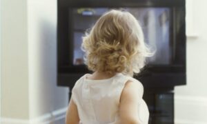 Hindari Kebiasaan Tidur Sambil Nonton TV