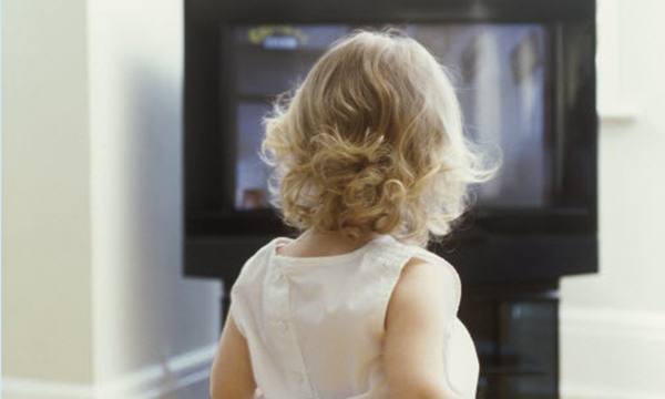 Hindari Kebiasaan Tidur Sambil Nonton TV