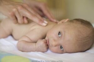 Teknik Dasar Memijat Bayi