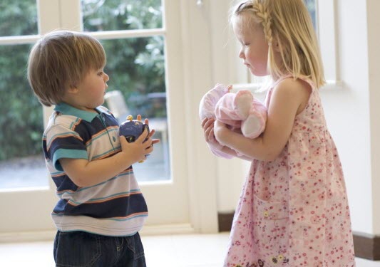 Tumbuh Bersama Si Kakak di Usia 2-3 Tahun