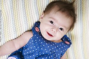 Melatih Kepekaan Mata Bayi 3-6 Bulan