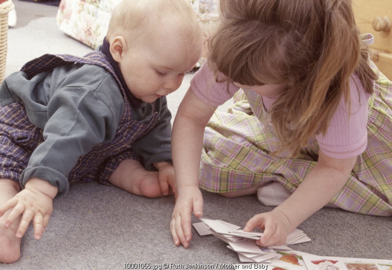 Tumbuh Bersama Si Kakak di Usia 9-12 Bulan