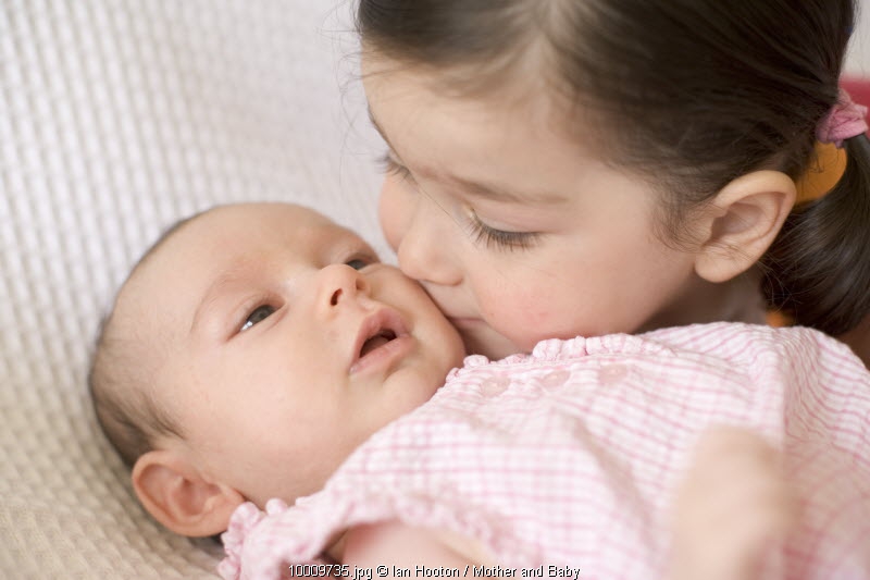 Tumbuh Bersama Si Kakak di Usia 0-3 Bulan