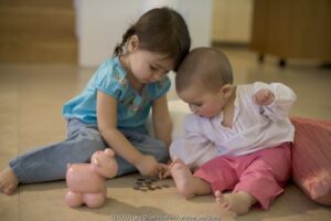 Tumbuh Bersama Si Kakak di Usia 6-9 Bulan