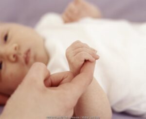 Melatih Rasa dan Kepekaan Bayi 0-3 Bulan