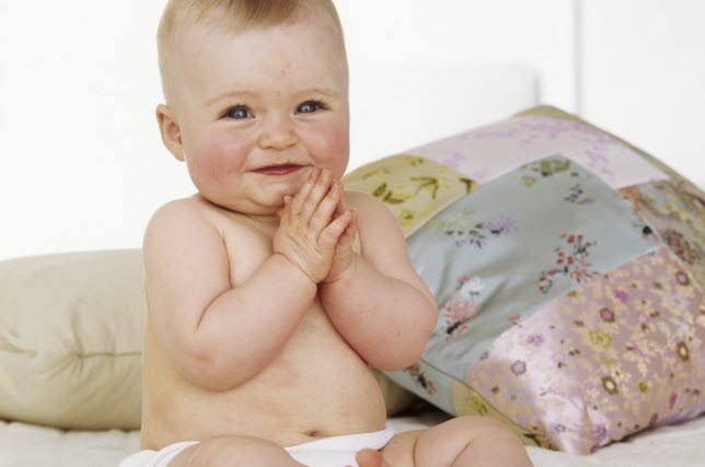 Melatih Rasa dan Kepekaan Bayi 6-9 Bulan