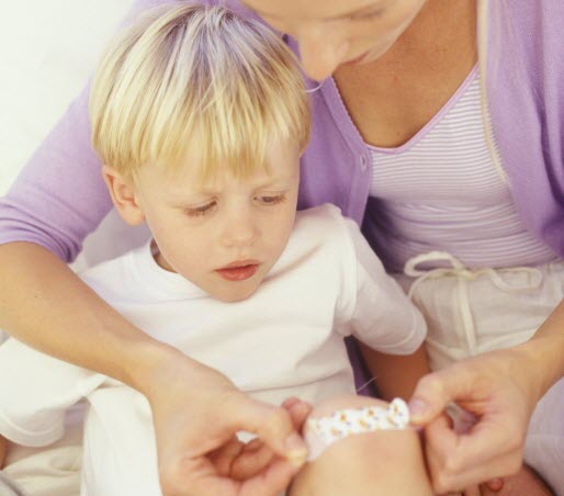 Mengatasi Si Kecil yang Jatuh