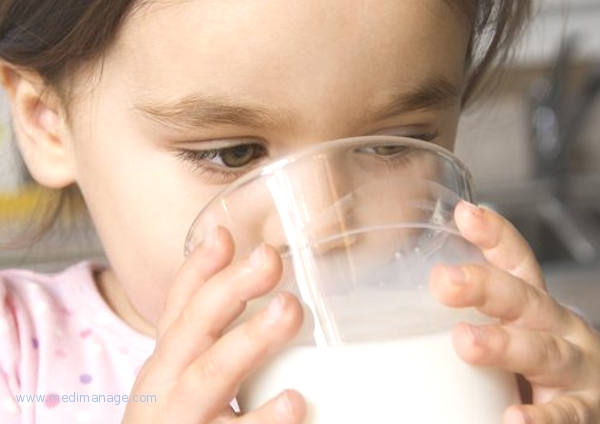 Ajarkan Anak Minum di Gelas