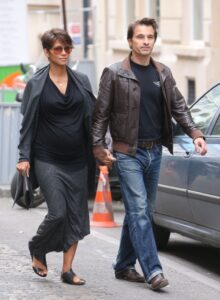 Halle Berry Rencanakan Status Kewarganegaraan Calon Bayi