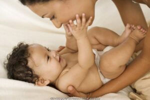 Bermain dengan Bayi usia 3-6 Bulan