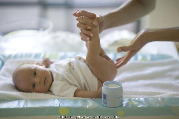 Tip Membersihkan Alat Kelamin Bayi