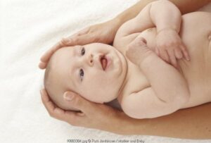 Trik Membersihkan Kerak di Kulit Kepala Bayi