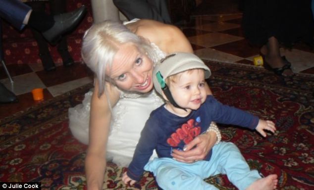 Seorang Ibu Melindungi Bayi dengan Helm