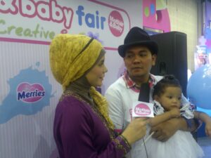 Anak Pertama Indra Bekti Hobi Bermain Gadget