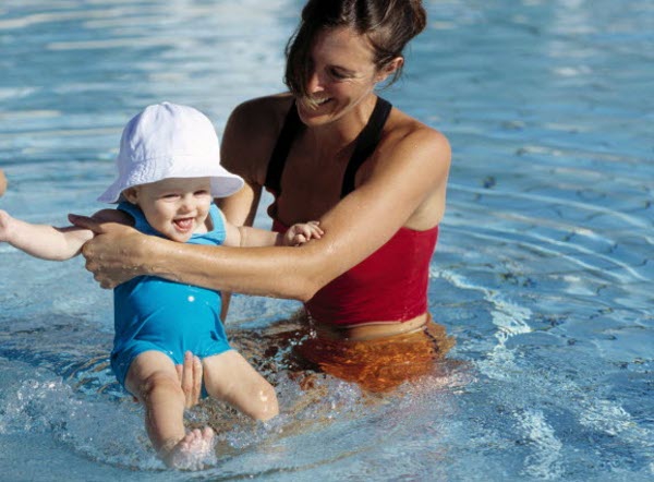 Ajak Bayi Berenang Sedini Mungkin