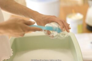 Tip Membersihkan Botol Susu Si Kecil