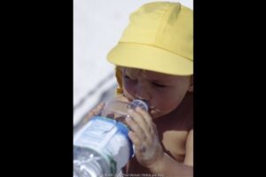 Pentingnya Asupan Air Putih untuk Si Kecil