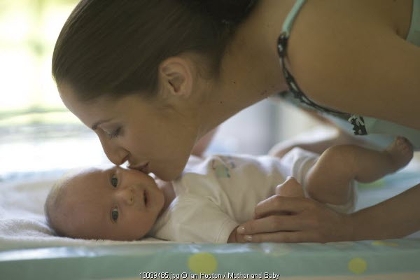 Bayi Butuh Dicium (1)