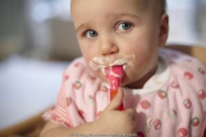 Si Kecil Suka Mengemut Makanan