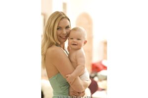 Manfaat Menggendong Bayi