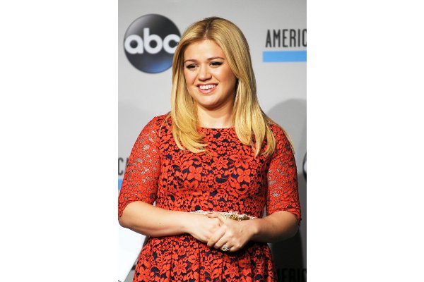 Kelly Clarkson Menantikan Bayi Perempuan