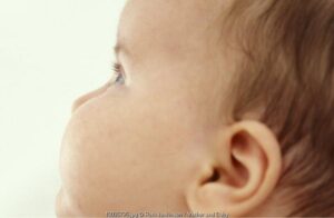 Membersihkan Telinga Si Kecil