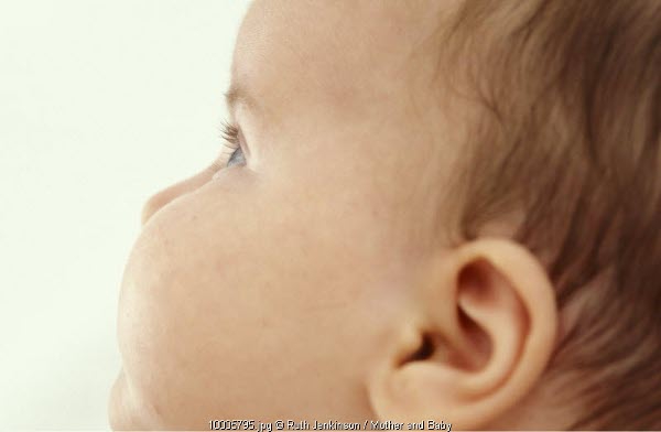 Membersihkan Telinga Si Kecil