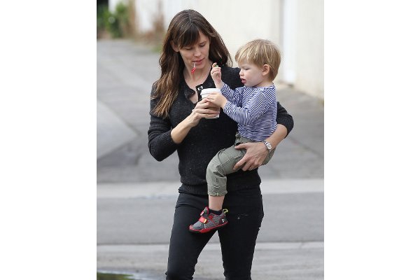 Jennifer Garner Kompak dengan Anak