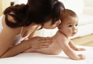 Bayi Butuh Pijatan Ibu