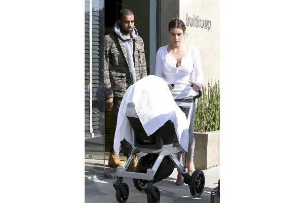 Kim Kardashian Kembali ke Los Angeles