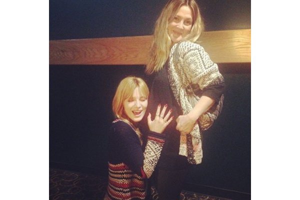 Drew Barrymore: Pelukan untuk Ibu Hamil