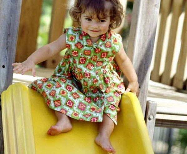 Dampingi Anak Main Perosotan