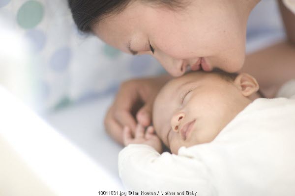 Bayi Selalu Berkeringat Saat Tidur, Normalkah?