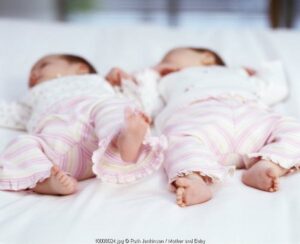 Menidurkan Bayi Kembar