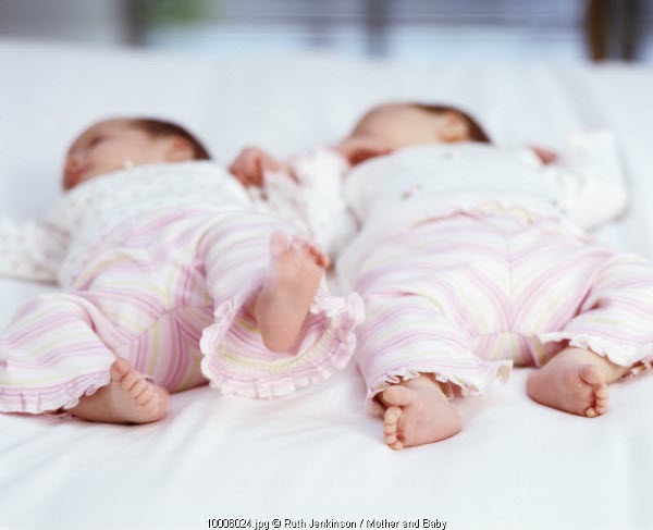 Menidurkan Bayi Kembar