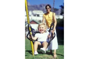 Ajari Anak Bermain Ayunan