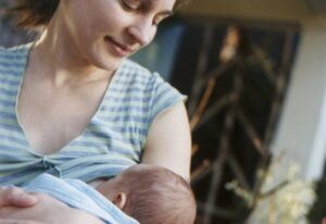 Ibu Menyusui di Depan Umum Dikucilkan