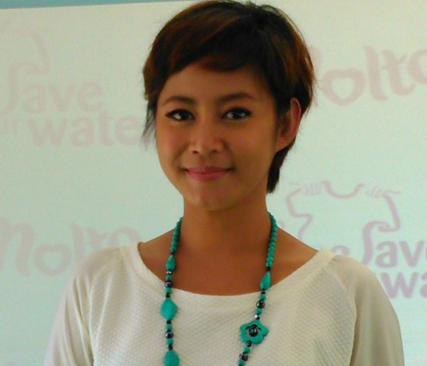 Riyanni Djangkaru Ajari Anak Hemat Air