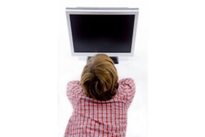 Televisi di Kamar Pengaruhi Waktu Tidur Anak