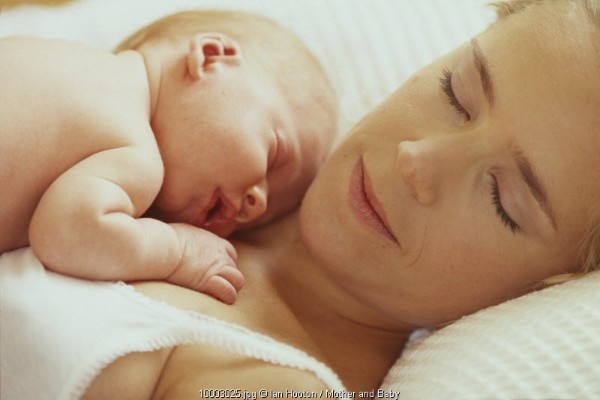 Tidur Malam Bersama Bayi Tingkatkan Bonding