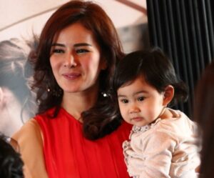 Astrid Tiar Rutin Mandikan dan Pijat Anak