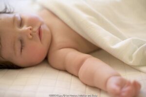 Bayi Belajar Tidur Sendiri