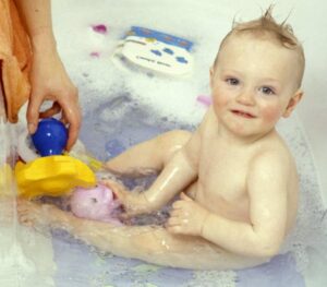 Mengajari Si Kecil Mandi Sendiri