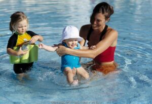 Agar Anak Tak Takut Berenang