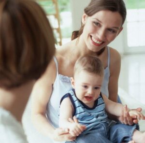 Mengenalkan Si Kecil Tentang Orang Asing di Sekitarnya