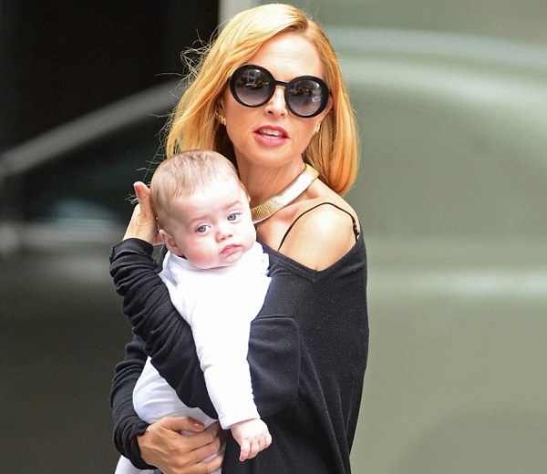 Rachel Zoe Didampingi Anak-anak Saat Bekerja
