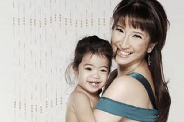 Novita Angie Ajarkan Anak Jaga Kebersihan