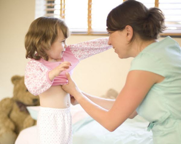 Si Kecil Belajar Pakai Baju Sendiri