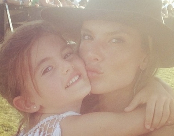 Foto Selfie Selebriti Bersama Si Kecil