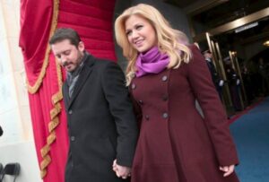 Kelly Clarkson Banjiri Status Twitter